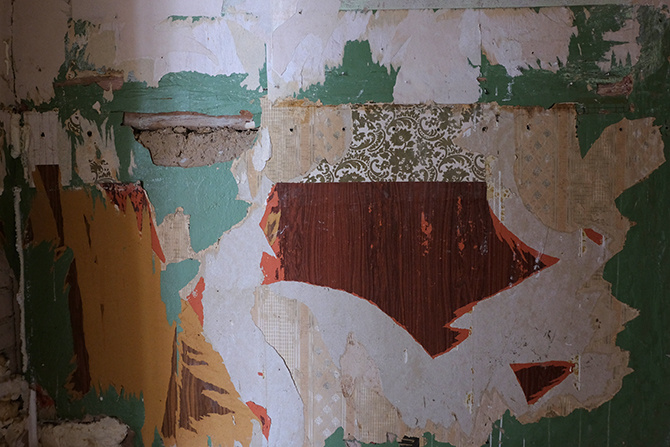 Wand mit alter Tapete, Julia Schoch Geruch der Diktatur © Maritta Iseler